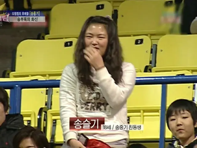 Actor Song Joong Ki's younger sister Seulgi attended the degree conferment cerem