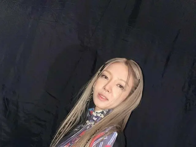 Hyo Yeon (SNSD (Girls' Generation)) showed off her unique fashion sense. Her sen