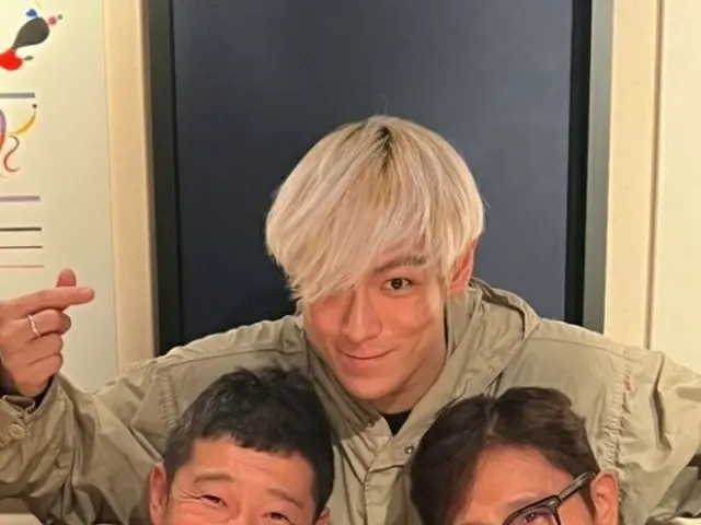 Yusaku Maezawa, the photo with  actor Lee Byung Hun  and T.OP (BIGBANG) is Hot T