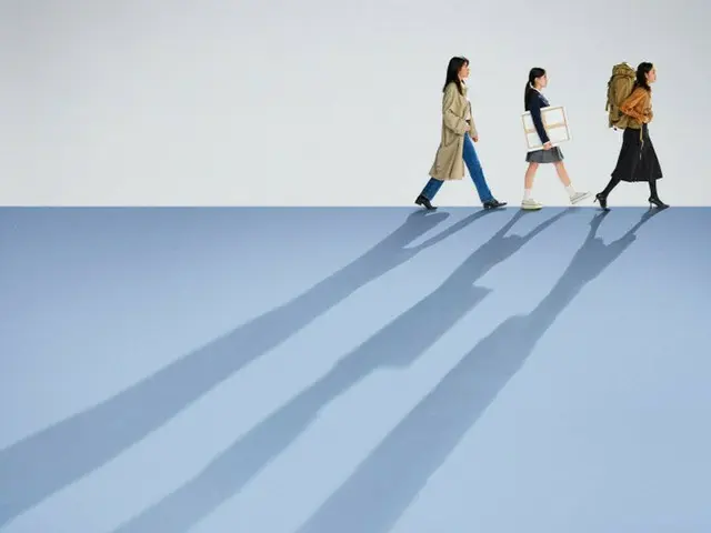TV Series "Sisters", the teaser poster is a  Hot Topic which the poster is simil