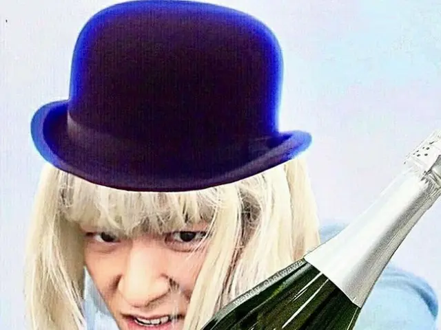 TOP (BIGBANG), released a photo which is a reminiscent of Willy Wonka played by 