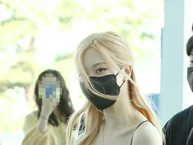 ROSE departed from Incheon airport due to her overseas schedule. . .