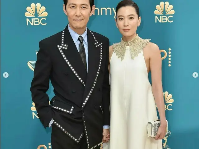 Actor Lee Jung Jae appeared on the US Emmy Award ceremony red carpet with hislong-time girlfriend. .