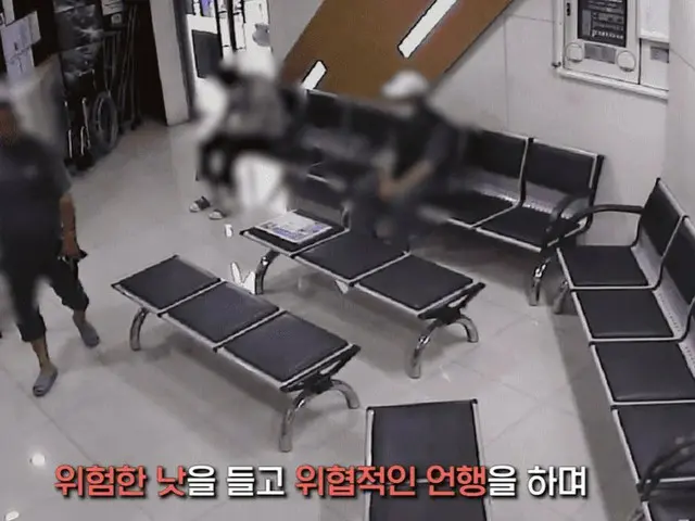 The terrifying moment in Korea when a man was walking around a hospital with a s