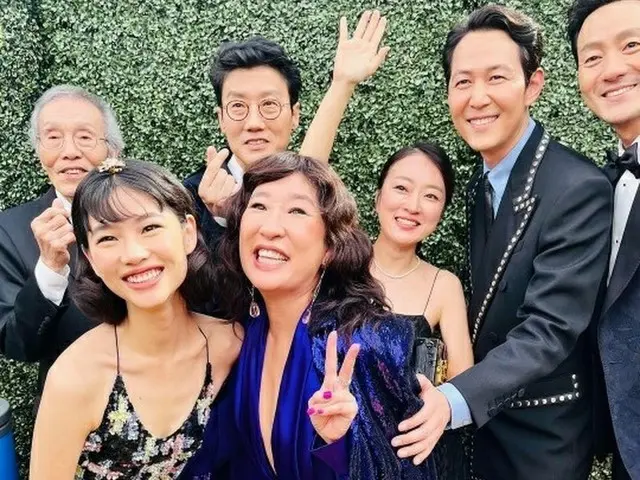 Canadian-Korean actress Sandra Oh, released a commemorative photo with the "Squi