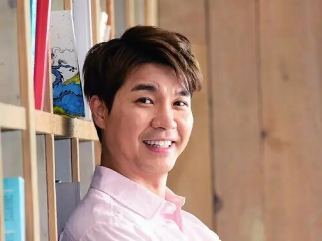 It is reported that an entertainer Park Soo Hong was assaulted by his biological