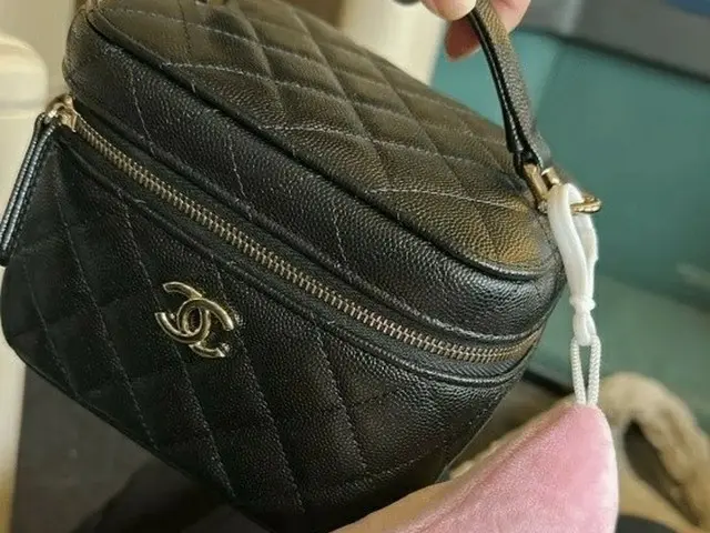JENNIE, the doll attached to the Chanel bag at the time of departure is Hot Topi