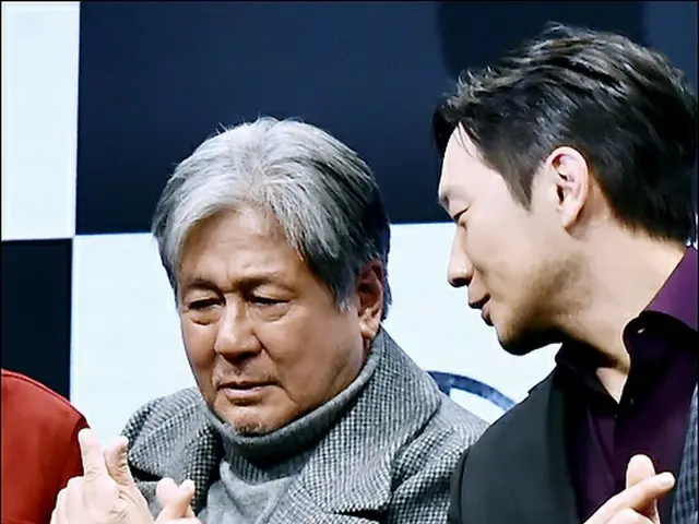 Song Sok who is teaching actor Choi Min Sik "finger heart". At the Disney+ origi