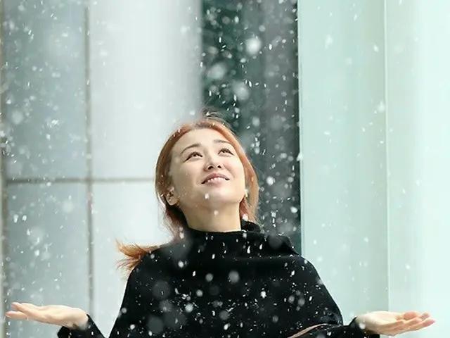 Snow in Seoul. Actress Park HaSun is coming out from the broadcasting stationwhere she recorded SBS