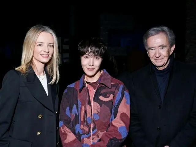 J-HOPE, the commemorative photo with  Chairman Arnault of LVMH Moët Hennessy Lou