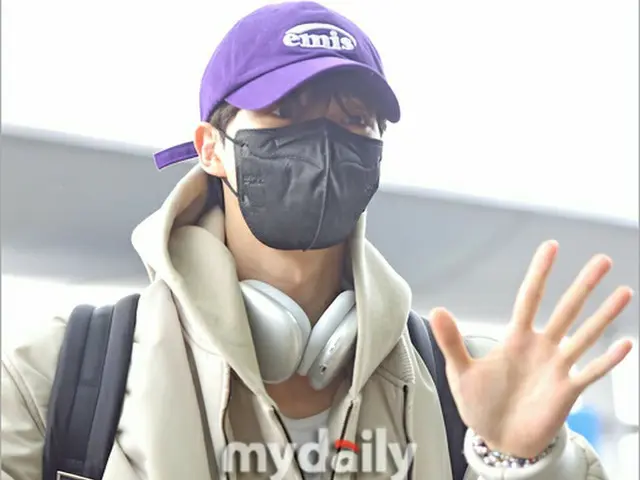 Actor Song Kang departed to Japan for a schedule. . .