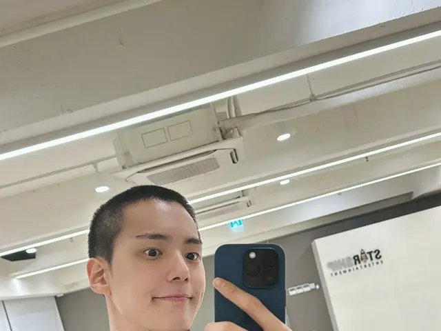 Minhyuk (MONSTA X), who was enlisted today (4th), released his shaved head. . .