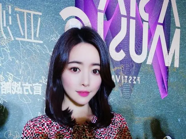 Actress Hong SooAh won Korean Popular Award at the Asia Music Festival.