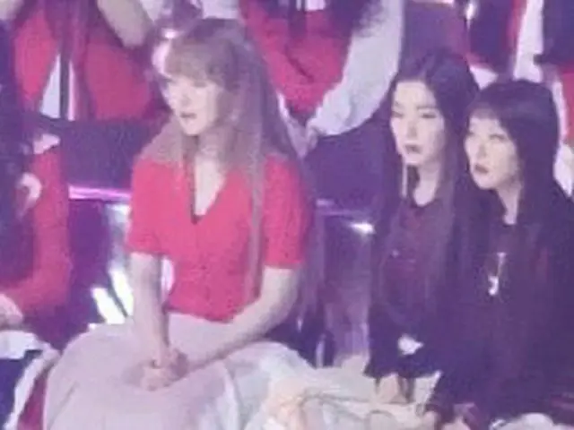Red Velvet, who witnessed the senior HyunA's "Chest Touching" stage, each reacti