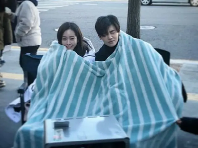 Actress Han Ji Min, SNS update. wrapped in blanket with ZE:A Park Hyun Shik.Co-starring in short fil