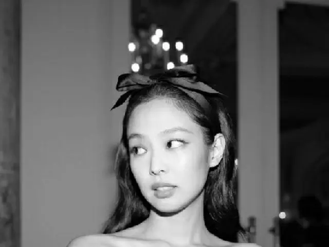 US HBO ”THE IDOL” released a picture of JENNIE wearing a dress in black andwhite. . .
