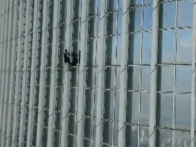 A British man was detained for climbing to the 73rd floor of Lotte World Tower i