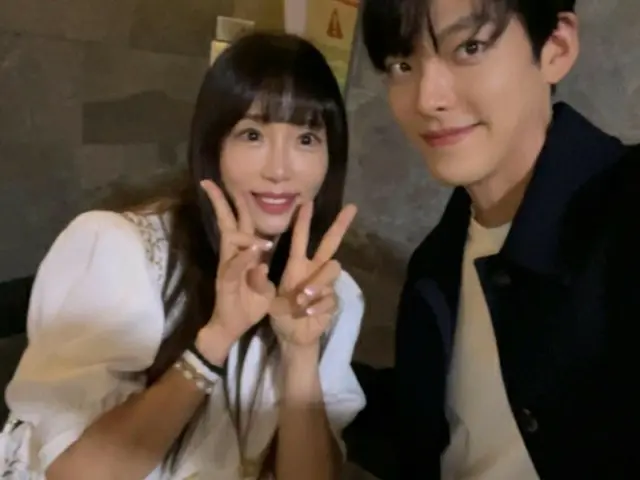 Actress KangYeWon's twp-some-shot with actor Kim WooBin became a Hot Topic. At t
