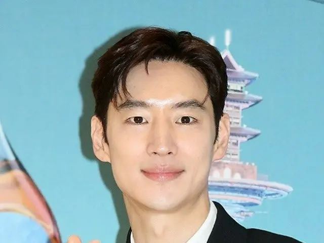 It was found out that Lee Je Hoon gifted brand-name goods to all the management 