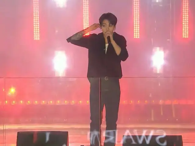 JUNG KOOK's live performance at Times Square in the US is Hot Topic.