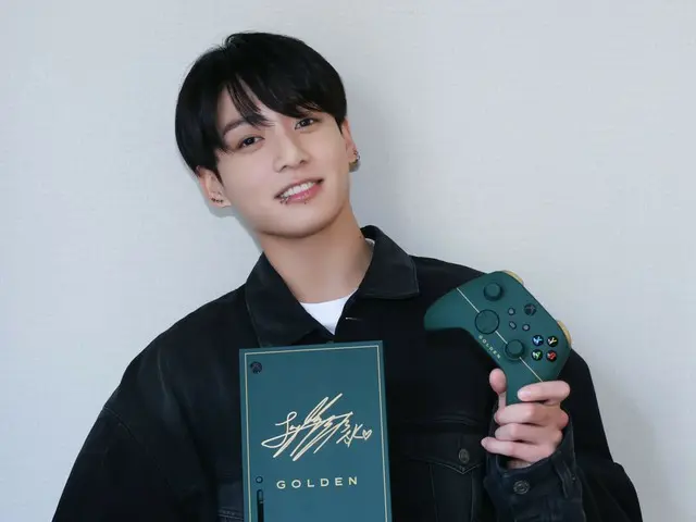 JUNG KOOK releases a photo of him holding an XBOX modeled on the album "GOLDEN" 