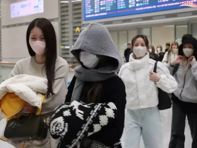 NiziU arriving at Incheon International Airport early in the morning.