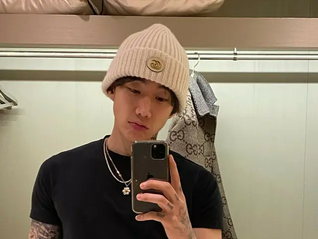 IU and Jay Park have become a Hot Topic when they post photos of each other in t