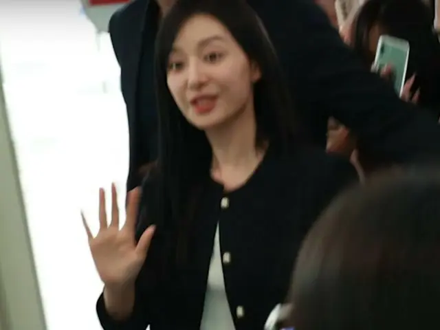 Kim JiWoo departs for Taiwan for overseas schedule... fans flock to her!
