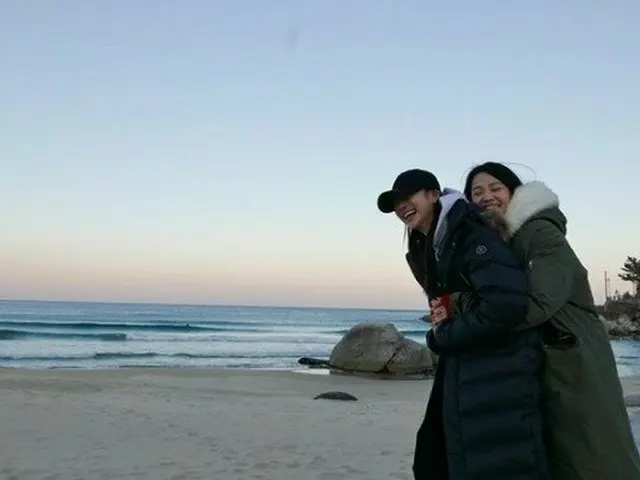 Actress Yoon Seung A, SNS update. With the sea as the background.