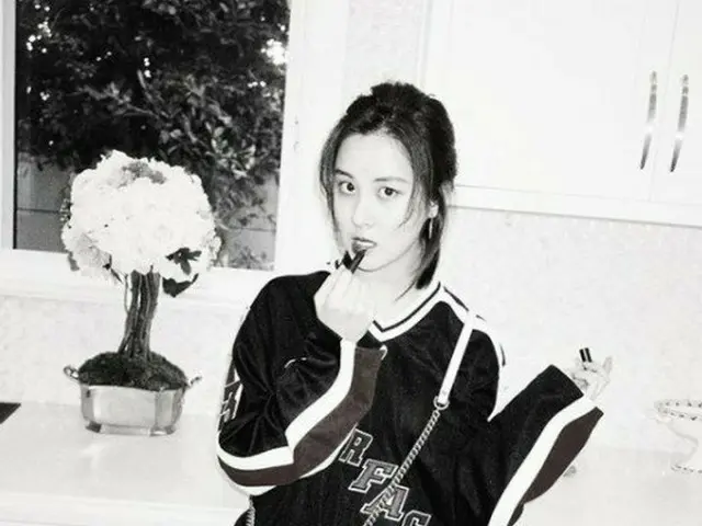 Seohyun (SNSD), giving off charm with black and white photograph.