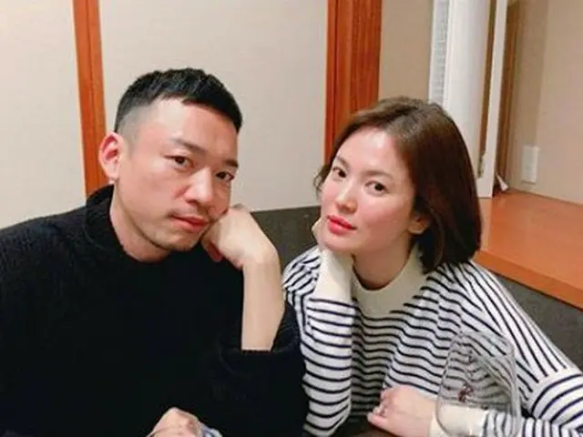 Actress Song Hye Kyo released a picture taken with a Japanese makeup artist.