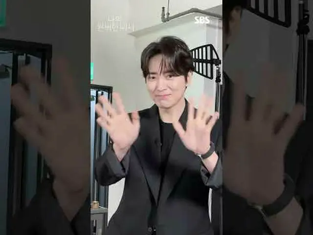 Ji-yoon, the CEO of a headhunting company who is good at her job, and her secret