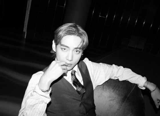 "BTS" V looks like "the most handsome in the world"  Black and white photos are also compatible with him.