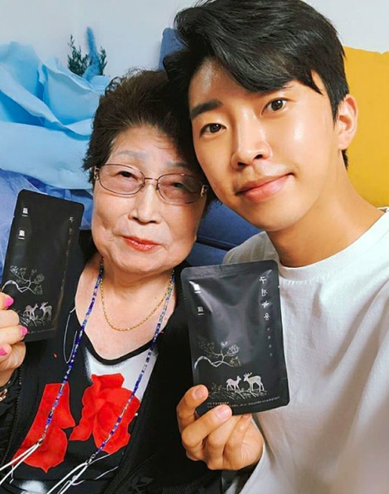 Singer Lim Young Woong shares a picture with grandmother before Chusok (mid-autumn celebration) ...