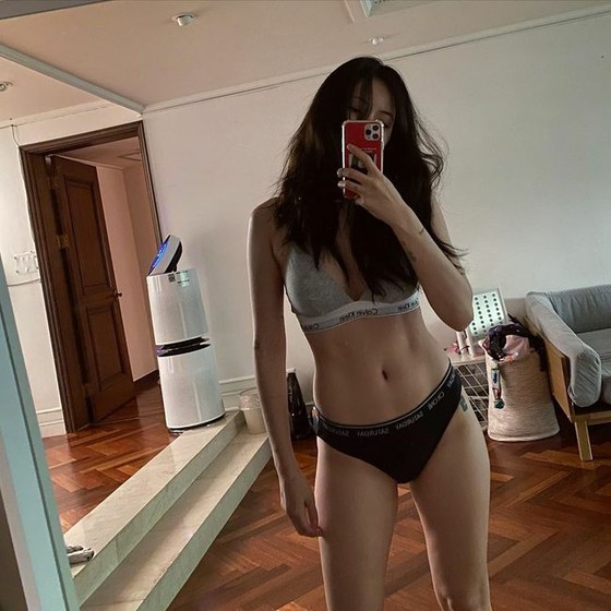 Hyuna with extraordinary underwear selfie!