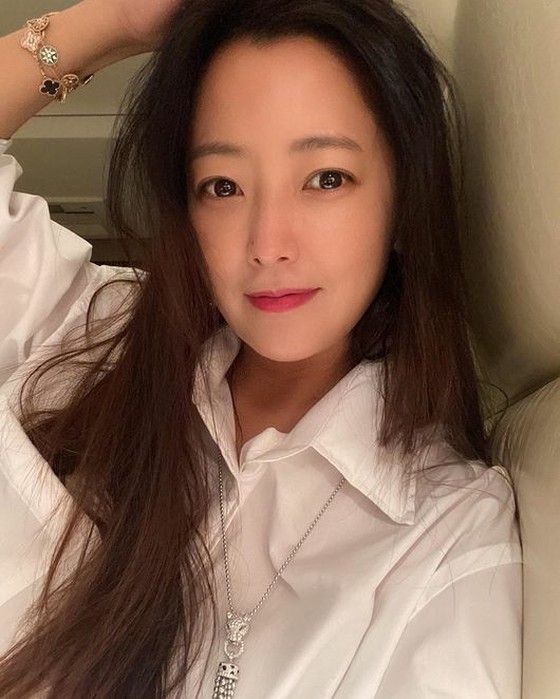 Actress Kim Hee Sun, who believes she is 44 years old?