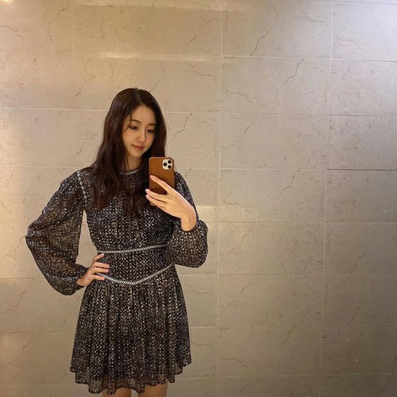 “173cm49kg” actress Kim Sa Rang wears a see-through dress and explores her beauty!