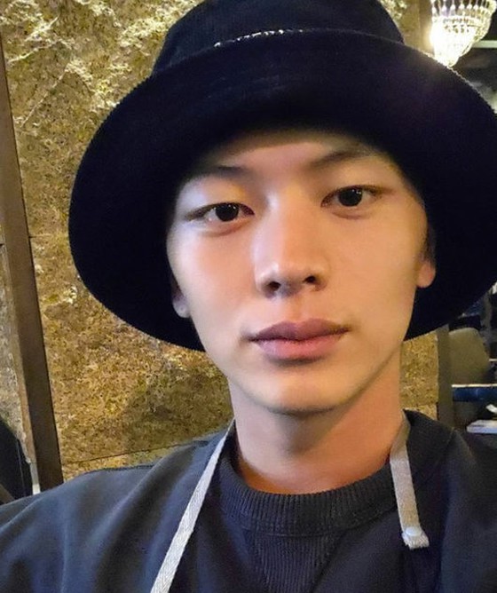 "I'm back on vacation." Yook Sungjae, V-line "dignified" that became thinner after joining the army
