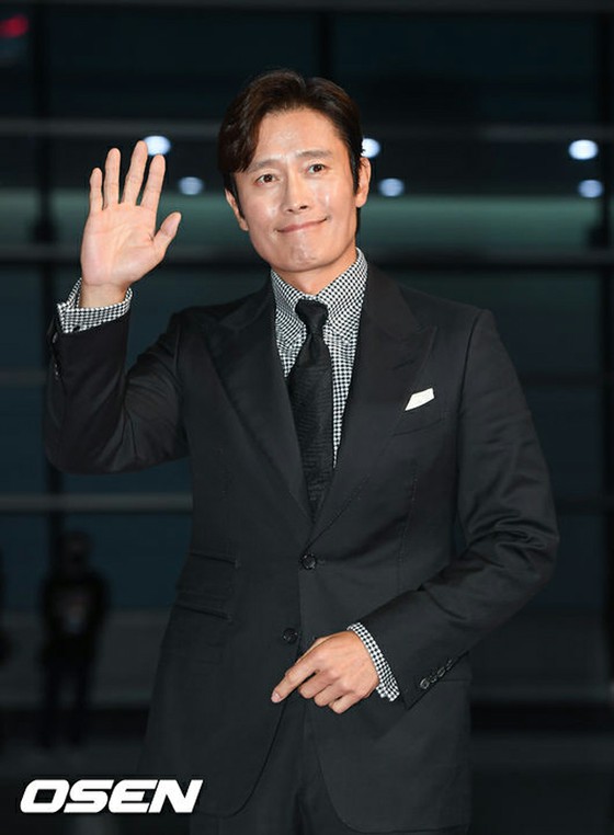 Lee Byung Hun & Jung Yu Mi win the male and female starring award at the "29th Buil Film Awards" ... "Hachidori" is the best film award = award lineup