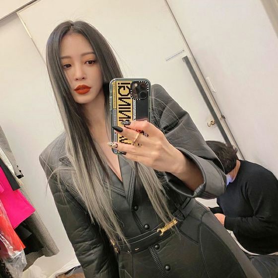 Actress Han Ye Seul, two-tone hair ... chic beauty