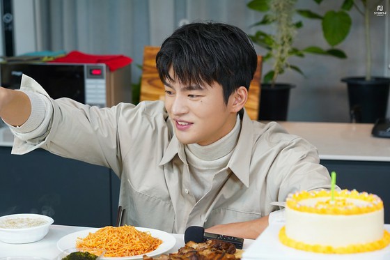 [Topic] Actor Seo In Guk, cooking class video is trending.