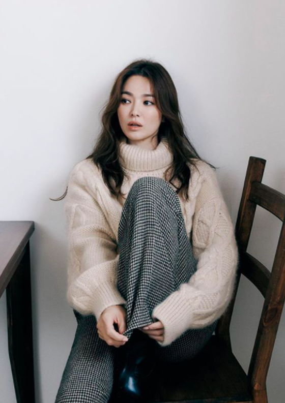 Actress Song Hye Kyo looks perfect even when lying on the floor