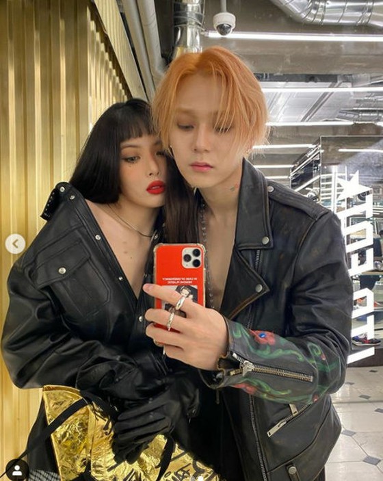 "No bra?" HyunA, lover DAWN and shoulders and chest exposed.