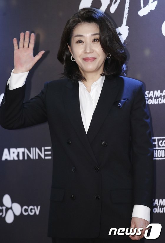 Actress Kim Mi Kyung won the "40th Korean Association of Film Critics Award" Supporting Actress Award for the movie "Born in 1982, Kim Jiyeon"