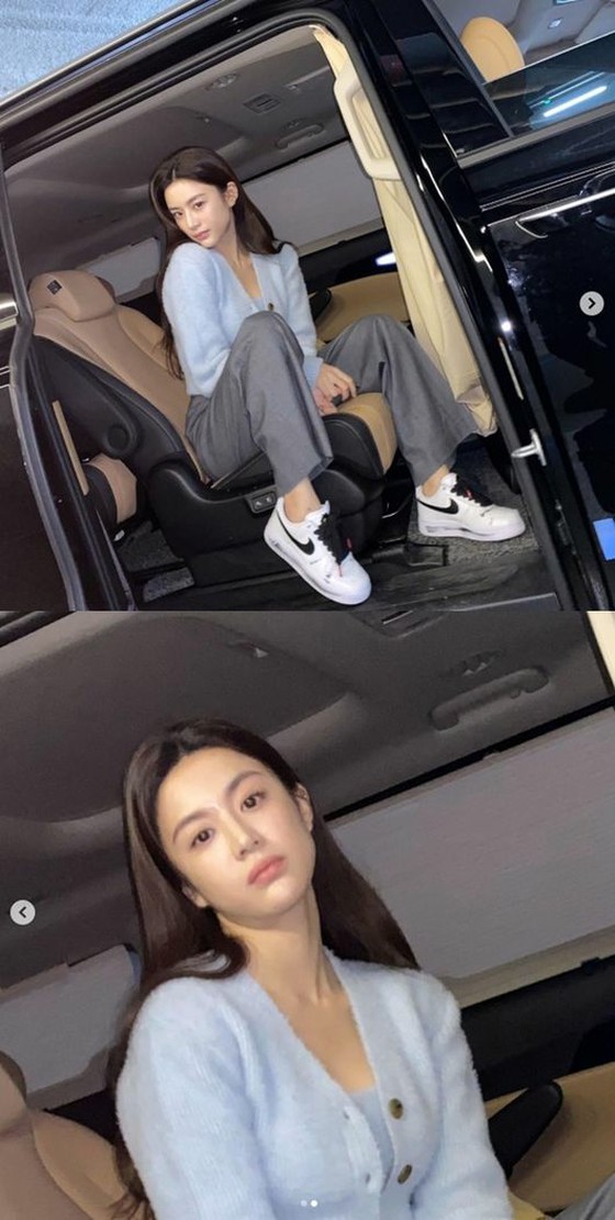 Actress Ko Yoon John, known as the girlfriend of actor Park Bo Gum, photo in the car