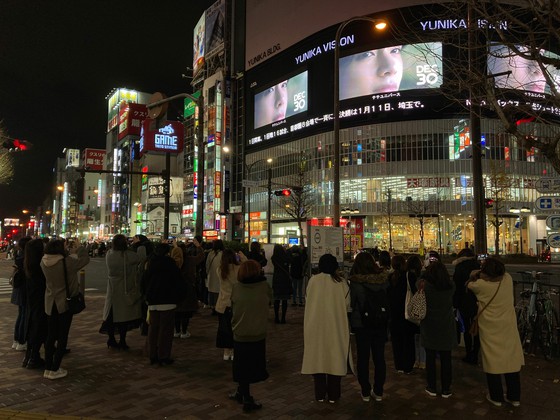 Birthday congratulatory message from Japanese fans to "BTS" V = Large street vision around the world