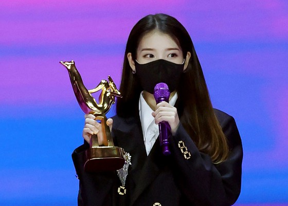IU wins the grand prize in the song category at "Blueming" ... "Thanks to all listeners" = "35th Golden Disc Award" Digital song category winner line-up