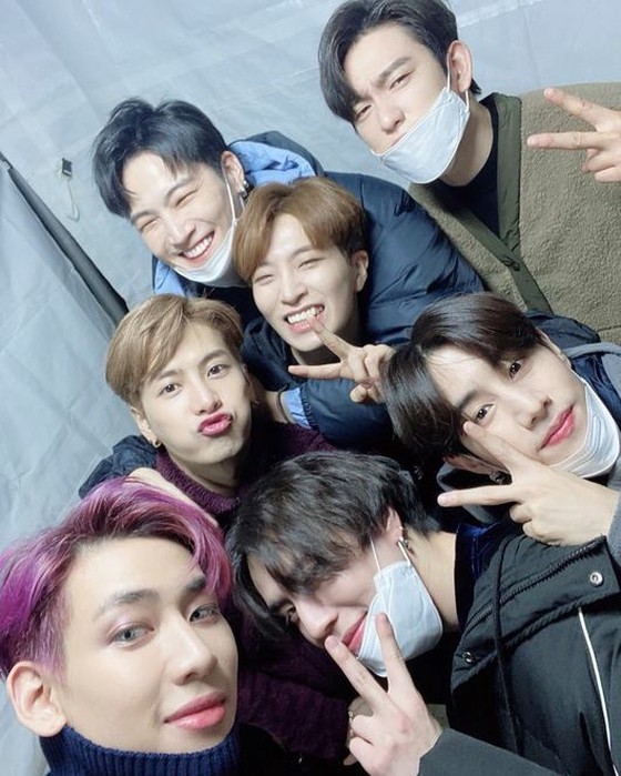 "GOT7", members upload the same photo "#GOT7FOREVER" ... Implication of re-contract? Farewell teaser?