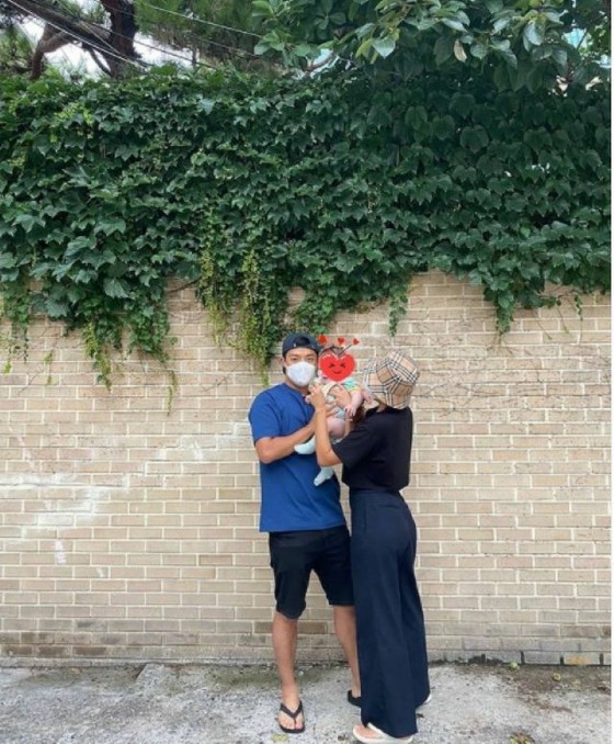“My wife is Lee Sang-hwa former player” KangNam, “5 months already” and he is drawing attention by revealing how he has been holding the baby.