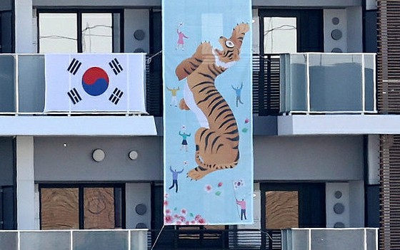 <W commentary> Korean Olympic team has set up a new tiger banner in the Tokyo Olympic Village = "Difficulty vs. Support"